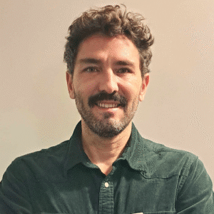 Psicólogo Isidro sonriendo amablemente a cámara.