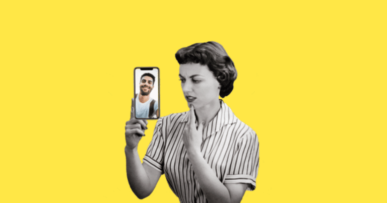 Una chica con un teléfono móvil en la mano, observando la fotografía de un chico en la pantalla, sugiriendo conexión virtual en tiempos de aislamiento.