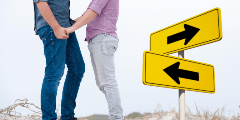 Dos manos de hombres cogidas, con dos flechas al lado, una apuntando en una dirección y la otra en la dirección opuesta, simbolizando la disparidad o conflicto.
