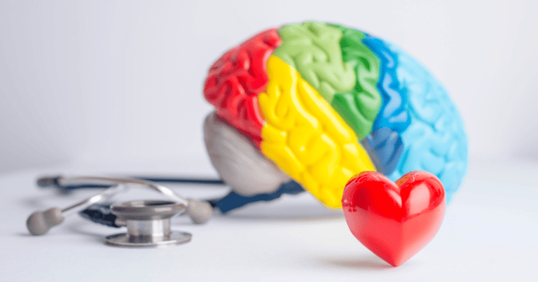 Ilustración de un cerebro con los colores del arcoíris LGTBIQ+, un corazón al lado y un estetoscopio médico, simbolizando la salud mental y física.