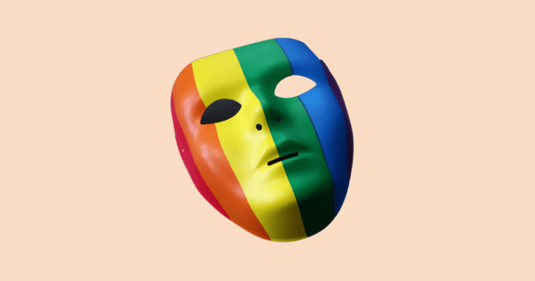 Una careta con los colores del arcoíris LGTBIQ+, simbolizando la identidad y la posible ocultación o expresión frente a los prejuicios.