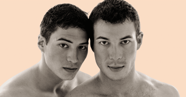 Dos hombres en un plano cercano a la cara, con expresiones serias y sin gesticular, sugiriendo la complejidad o los efectos del Chemsex.