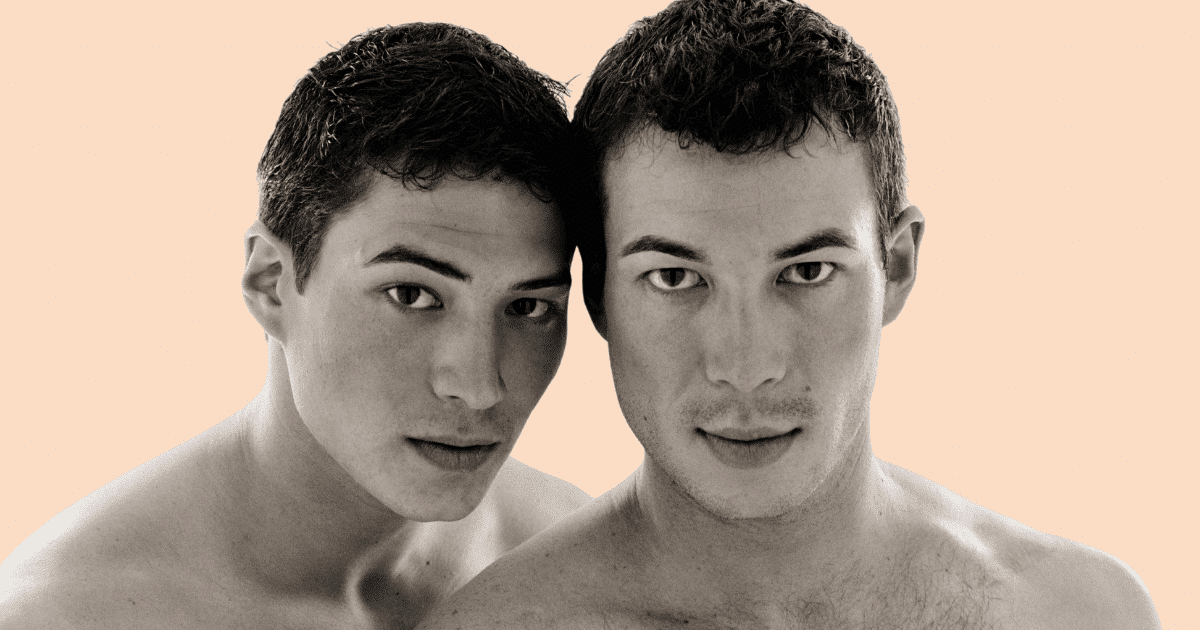 Dos hombres en un plano cercano a la cara, con expresiones serias y sin gesticular, sugiriendo la complejidad o los efectos del Chemsex.