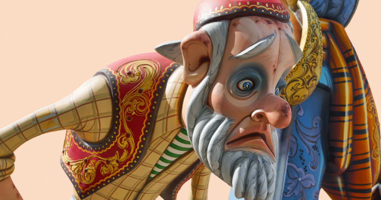 Escultura festiva de una persona mayor, encorvada hacia abajo, característica de las Fallas o la Magdalena, representando la tradición de las fiestas populares.