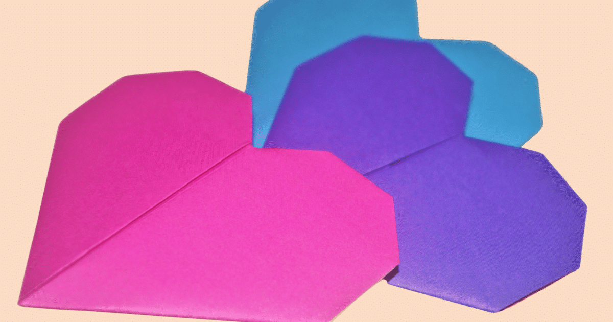 Tres corazones superpuestos, cada uno con un color de la bandera de la bisexualidad (rosa, morado y azul), simbolizando el orgullo y la diversidad bisexual.