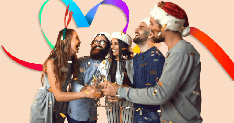 Cinco personas diversas sonriendo, con gorros navideños y brindando alegremente, celebrando el Año Nuevo.