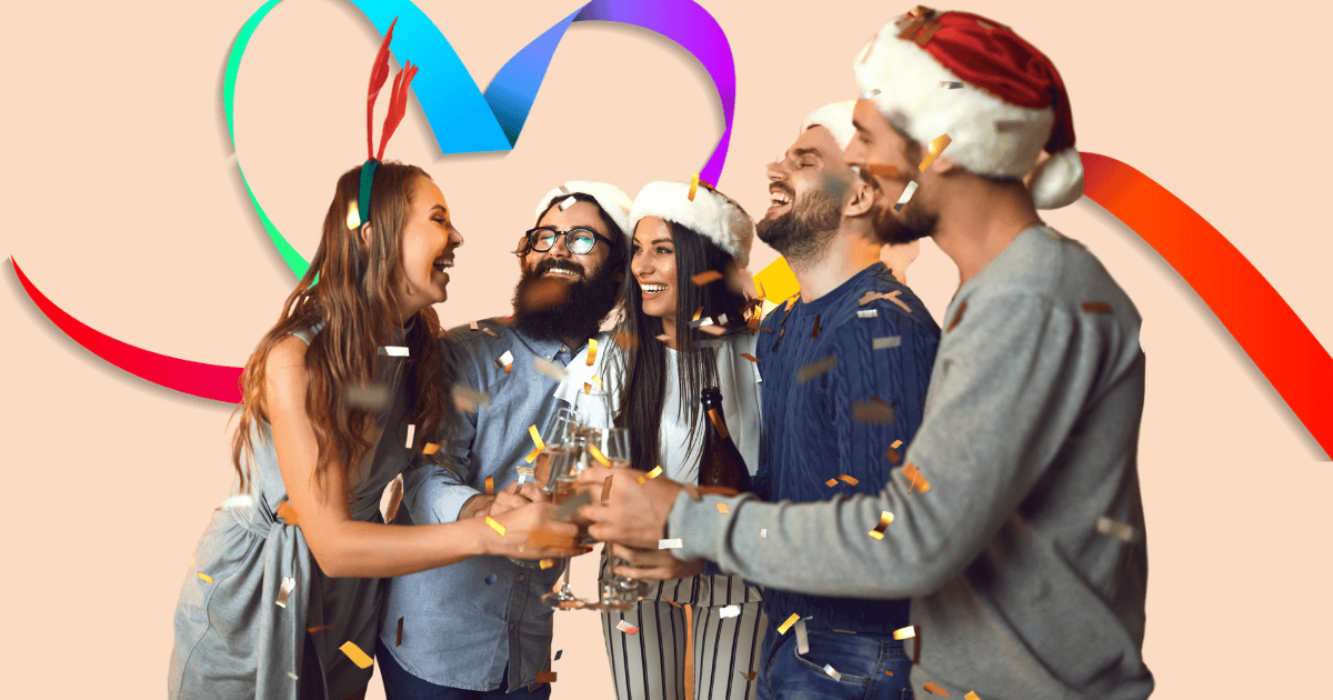 Cinco personas diversas sonriendo, con gorros navideños y brindando alegremente, celebrando el Año Nuevo.