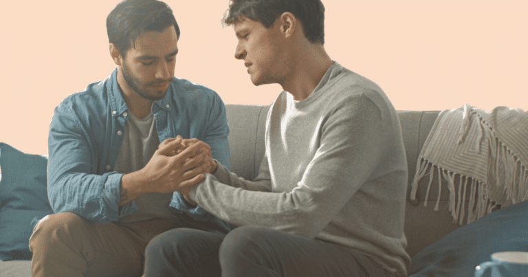 Dos chicos jóvenes con expresión de tristeza, tomados de la mano, simbolizando apoyo mutuo frente a la adversidad.