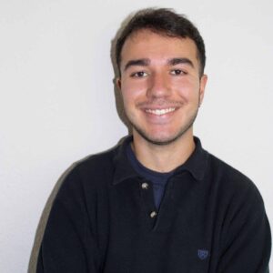 Psicólogo Javier, con una expresión tranquila y profesional, mirando a cámara.