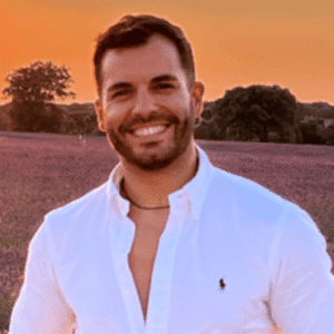 Psicólogo Eduard sonriendo a cámara, con un gesto cercano y amigable.