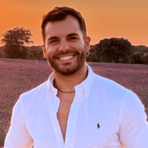 Psicólogo Eduard sonriendo a cámara, con un gesto cercano y amigable.