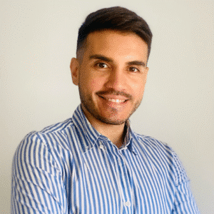 Psicólogo Matías, sonriendo y mirando a cámara.