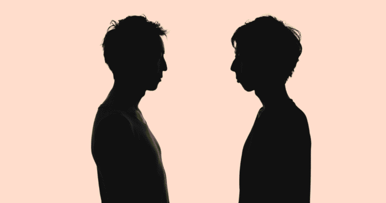 Dos siluetas oscuras de hombres, visibles de la cintura hacia arriba, de pie uno frente al otro.