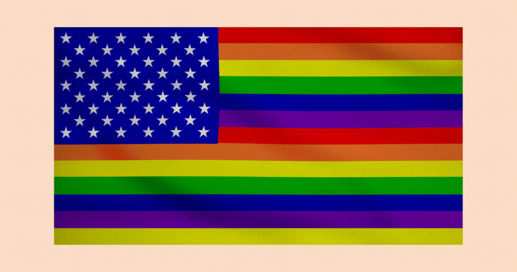 Bandera de Estados Unidos cuyas franjas rojas y blancas han sido sustituidas por los colores del arcoíris LGTBIQ+.