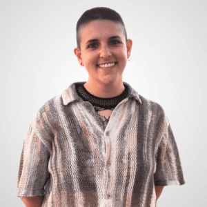 Psicólogo Nat sonriendo, con las manos juntas detrás de la espalda, transmitiendo una actitud profesional y cálida.