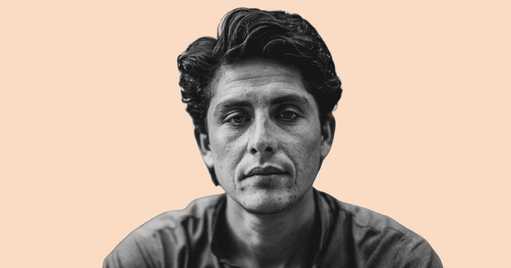 Hombre en blanco y negro con expresión neutra o triste, mirando al frente, con un foco en su rostro que sugiere introspección y el peso emocional del rechazo.