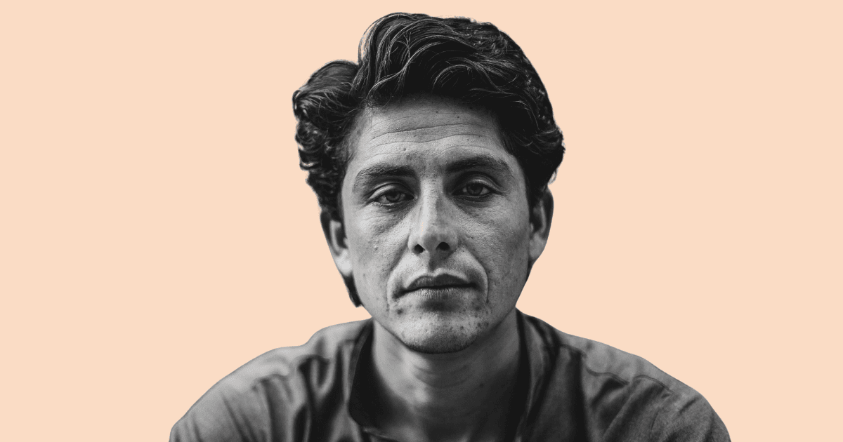 Hombre en blanco y negro con expresión neutra o triste, mirando al frente, con un foco en su rostro que sugiere introspección y el peso emocional del rechazo.