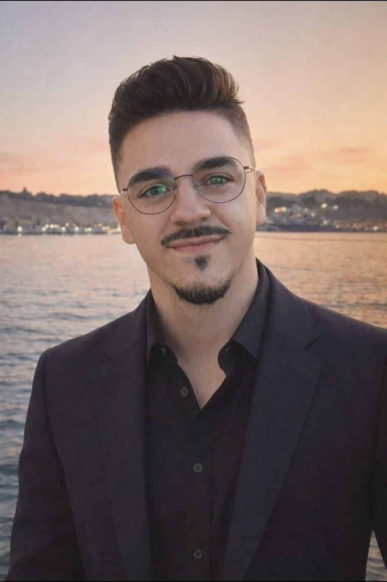 Psicólogo Andrés, sonríe con gesto cercano y transmite confianza. Psicólogo LGTBIQ+.