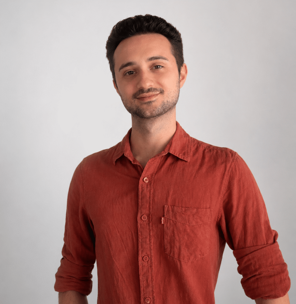 Mi nombre es Jorge, encantado. Soy graduado en Psicología por la Universidad Autónoma de Madrid, Máster en Psicología sanitaria por la Universidad de Cádiz y Máster en Análisis de Conducta aplicado al Contexto Terapéutico por el Instituto Terapéutico de Madrid. Adicionalmente, me he formado en adicciones y he colaborado en un centro de tratamiento ambulatorio abordando tanto adicciones con sustancia como conductuales.